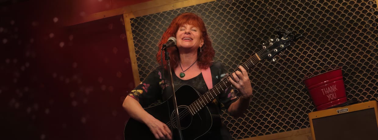Rachel Raven Sings