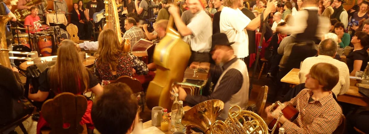 – AUSVERKAUFT – Pferde, Holz & Hoagascht – Musikantentreff