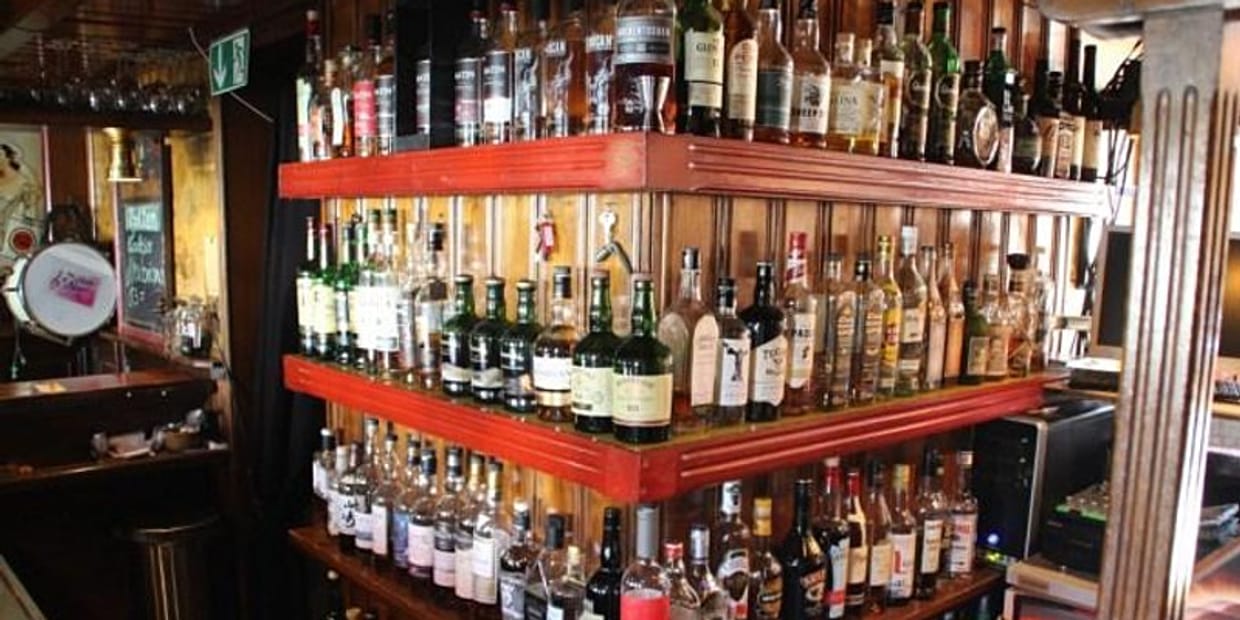 regulärer Pubbetrieb, im hinteren Bereich: Mit Whisky trotzen wir den Satan (das COVID - Tasting) 