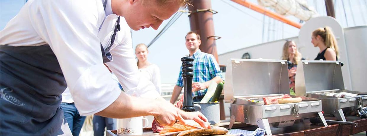 Barbecue unter Segeln