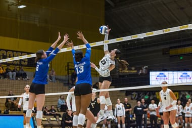 Valpo Volleyball vs Drake
